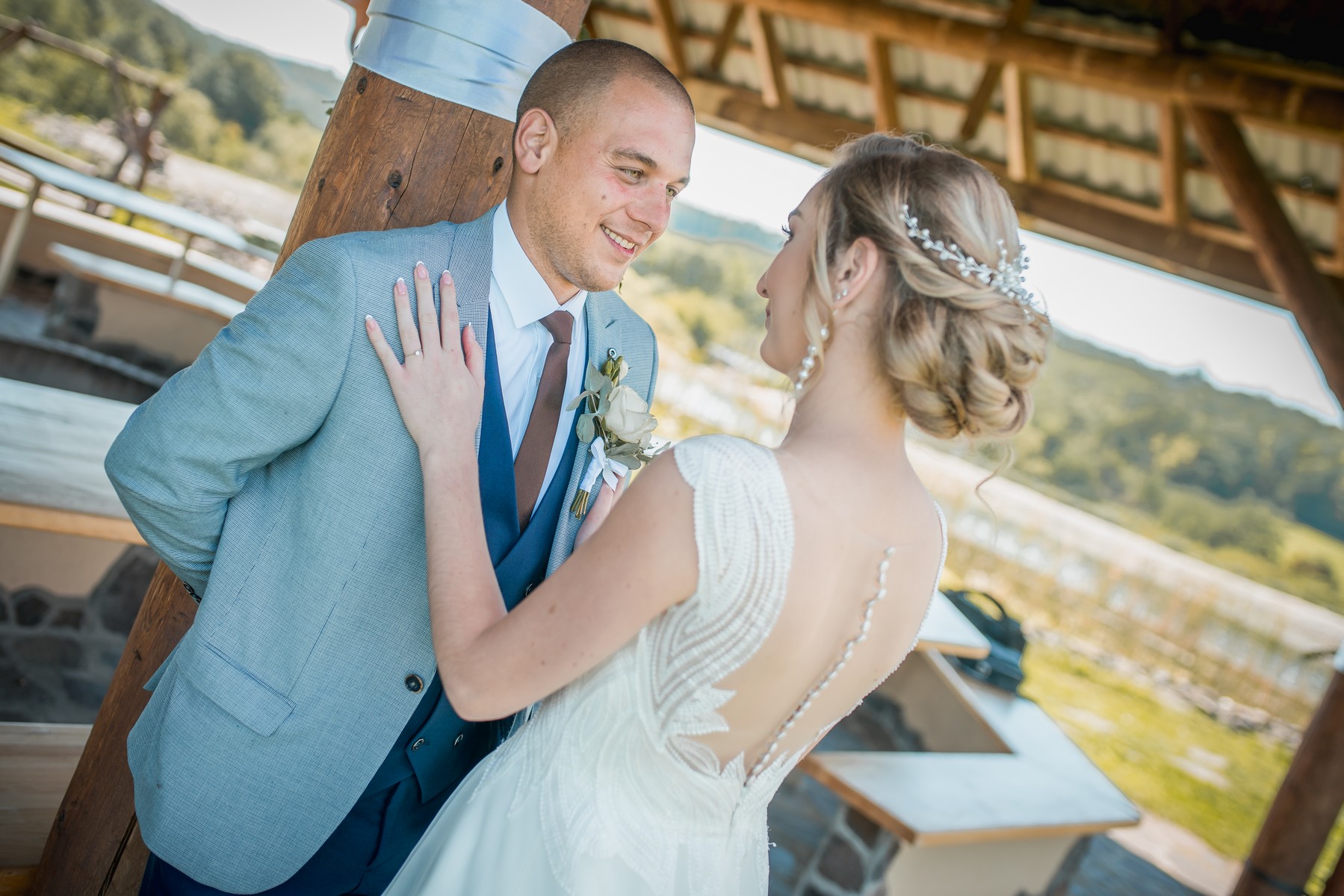 Lacný fotograf na svadbu Levice a okolie